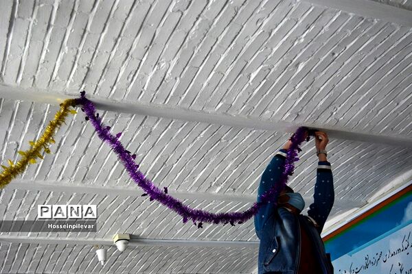 تزئین سالن دبیرستان شهید نواب صفوی بیرجندبرای دهه فجر