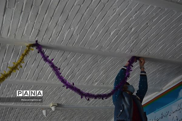 تزئین سالن دبیرستان شهید نواب صفوی بیرجندبرای دهه فجر