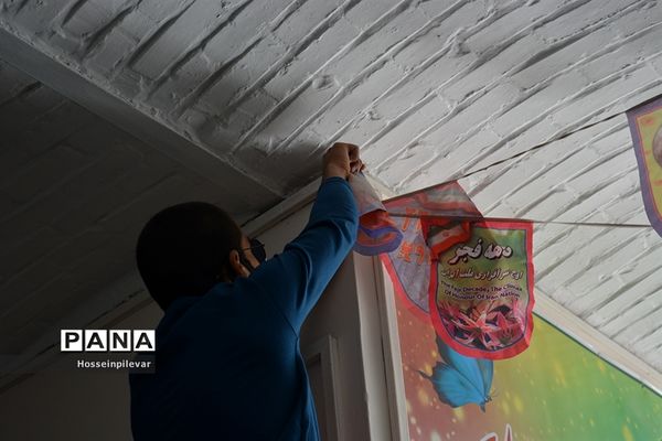 تزئین سالن دبیرستان شهید نواب صفوی بیرجندبرای دهه فجر