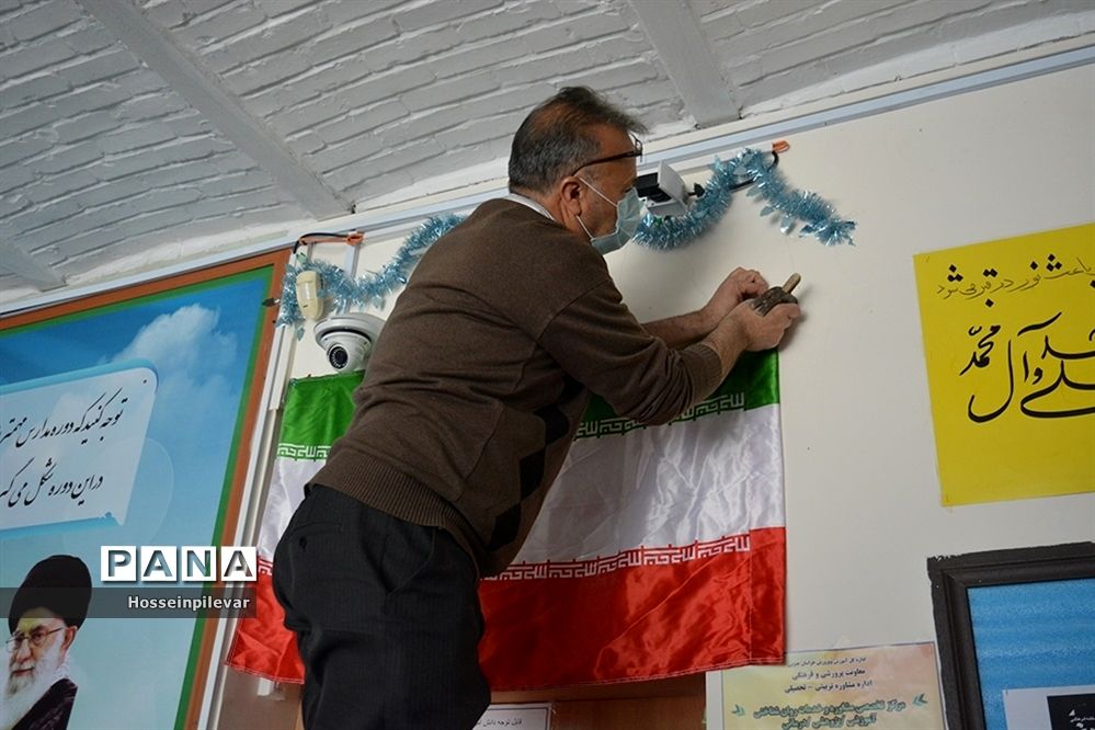 تزئین سالن دبیرستان شهید نواب صفوی بیرجندبرای دهه فجر