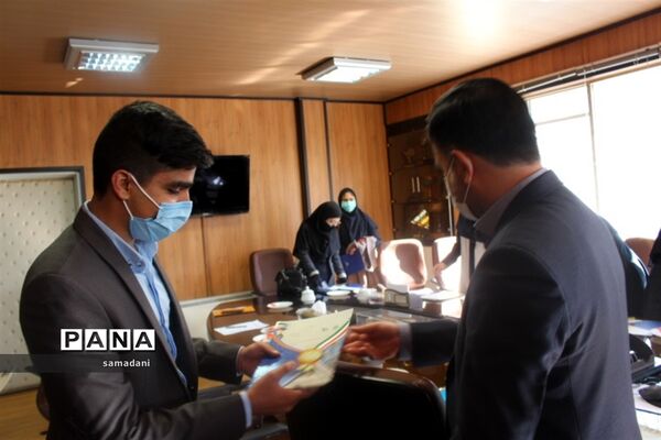 دیدار اعضای مجلس دانش آموزی با مدیر کل آموزش و پرورش استان اصفهان