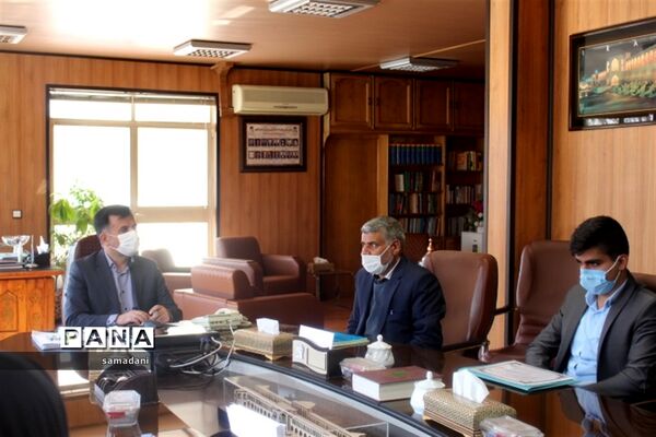 دیدار اعضای مجلس دانش آموزی با مدیر کل آموزش و پرورش استان اصفهان