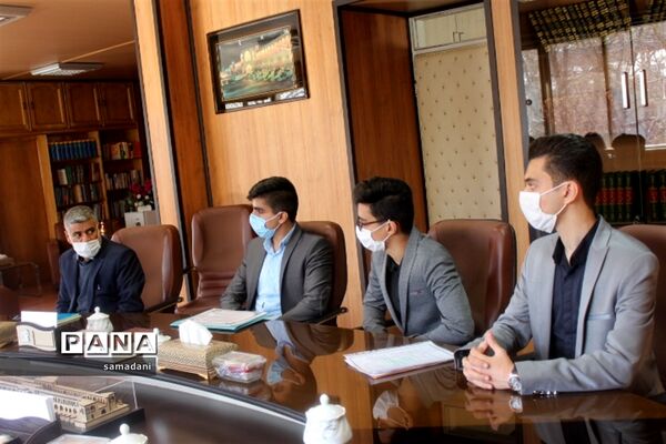 دیدار اعضای مجلس دانش آموزی با مدیر کل آموزش و پرورش استان اصفهان