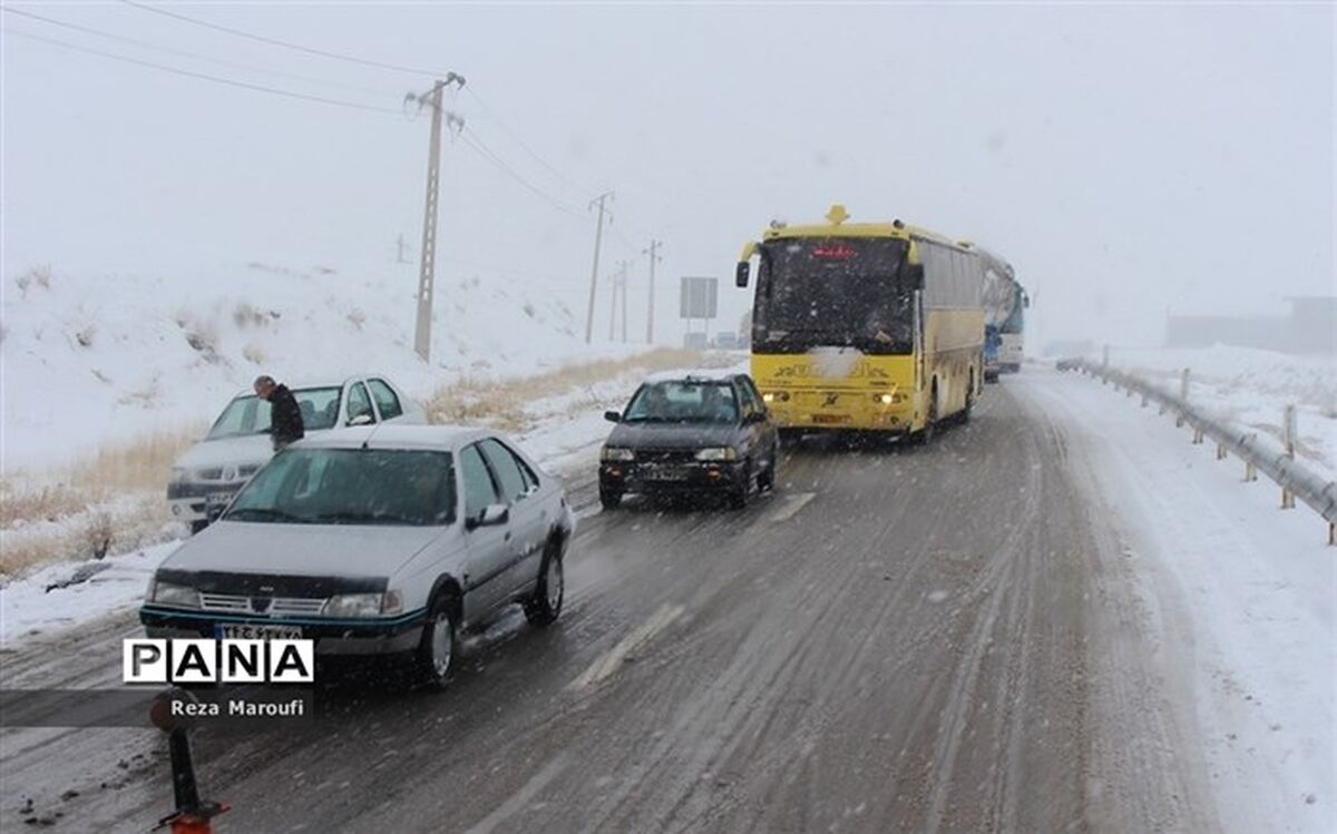بارش برف و باران در محورهای مواصلاتی ٧ استان
