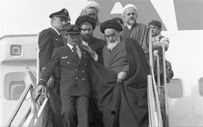 بازگشت فاتحانه امام به میهن