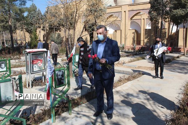تجدید میثاق پرسنل آموزش و پرورش منطقه 19 با شهدای انقلاب اسلامی