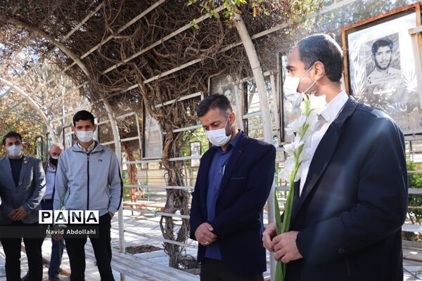 غبار روبی و گل افشانی قبور مطهر شهدای ورزشکار به مناسبت آغاز دهه فجر توسط جامعه ورزش  شهرستان شیراز