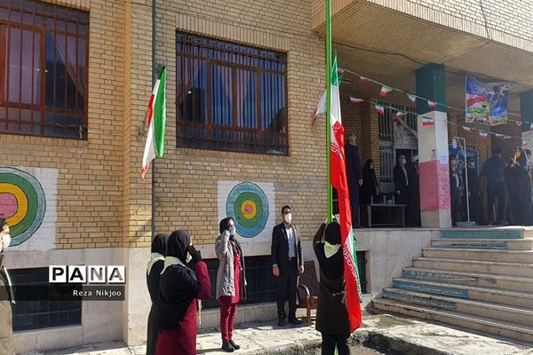 نواختن زنگ گلبانگ انقلاب اسلامی در بهارستان یک