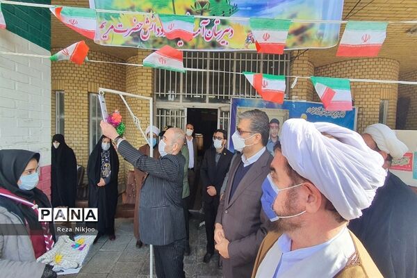 نواختن زنگ گلبانگ انقلاب اسلامی در بهارستان یک