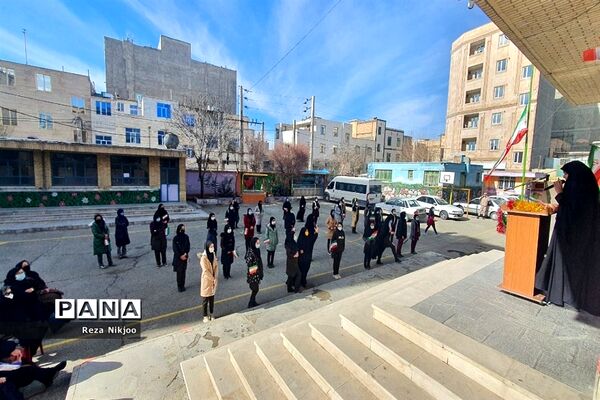 نواختن زنگ گلبانگ انقلاب اسلامی در بهارستان یک