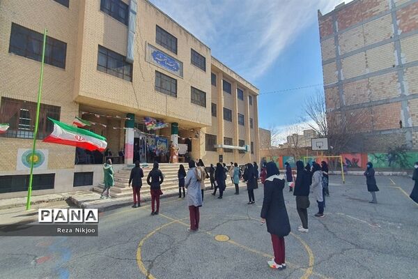 نواختن زنگ گلبانگ انقلاب اسلامی در بهارستان یک