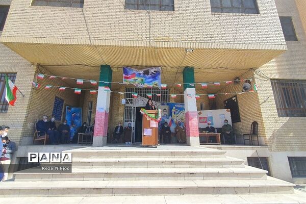 نواختن زنگ گلبانگ انقلاب اسلامی در بهارستان یک