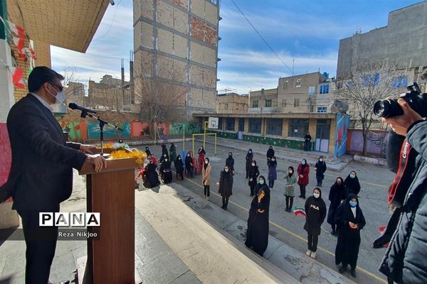 نواختن زنگ گلبانگ انقلاب اسلامی در بهارستان یک