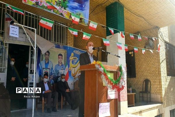 نواختن زنگ گلبانگ انقلاب اسلامی در بهارستان یک