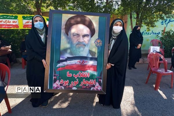 نواختن زنگ انقلاب درهنرستان دخترانه ساجده  ناحیه ۴ اهواز