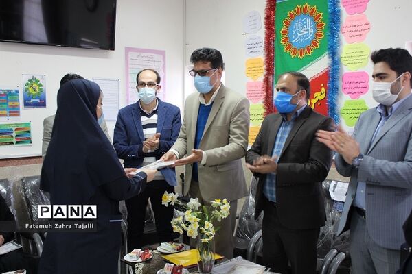 تقدیر از دانش آموزان برگزیده مسابقات مدرسه نخبگان سمنان