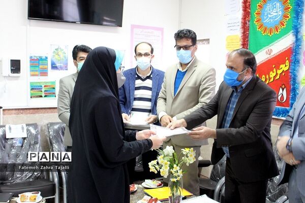 تقدیر از دانش آموزان برگزیده مسابقات مدرسه نخبگان سمنان