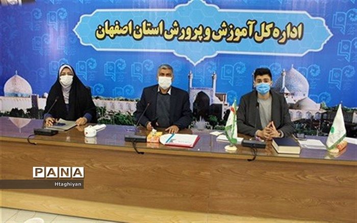 باید در راستای آگاهی بخشیدن به دانش آموزان در مورد  مشاغل گام برداریم