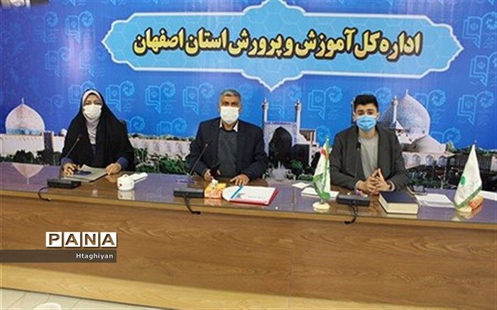 باید در راستای آگاهی بخشیدن به دانش آموزان در مورد  مشاغل گام برداریم