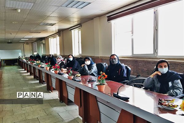 حضور دانش‌آموزان پیشتاز و فعال در جلسه آموزشی خبرنگاری پانا در قرچک