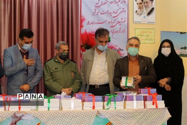 اهدای 90 عدد تبلت  و 200 بسته معیشتی  به دانش آموزان نیازمند در اصفهان