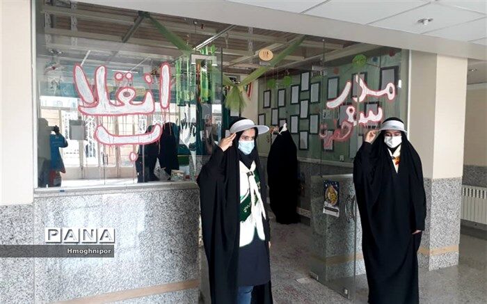 برگزاری نمایشگاه انقلاب در محل اداره آموزش و پرورش شهرستان نجف آباد