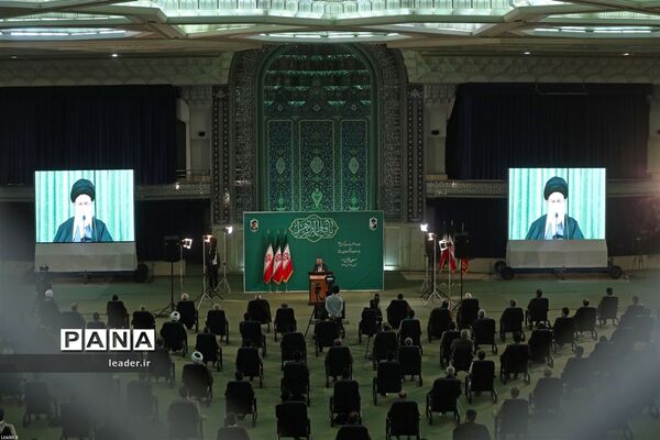 نشست تصویری رهبر انقلاب اسلامی با جمعی از مداحان به‌مناسبت سالروز ولادت حضرت زهرا(س)