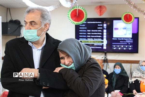 بازدید مدیرکل بهزیستی آذربایجان شرقی به مناسبت روز مادر از خانه سالمندان