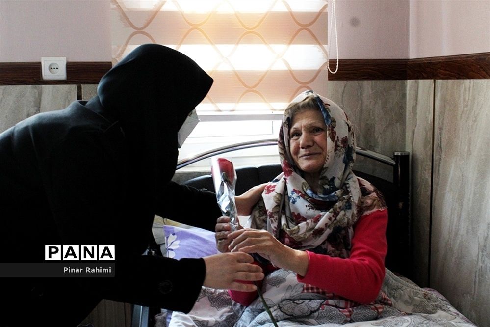 بازدید مدیرکل بهزیستی آذربایجان شرقی به مناسبت روز مادر از خانه سالمندان
