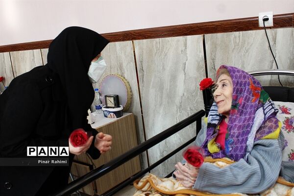 بازدید مدیرکل بهزیستی آذربایجان شرقی به مناسبت روز مادر از خانه سالمندان