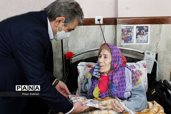 بازدید مدیرکل بهزیستی آذربایجان شرقی به مناسبت روز مادر از خانه سالمندان