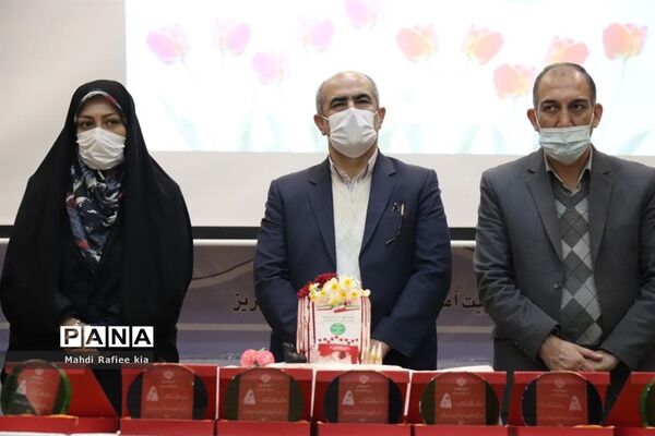 مراسم تجلیل از فرهنگیان فرزند شهید در آموزش و پرورش  ناحیه ۵ تبریز