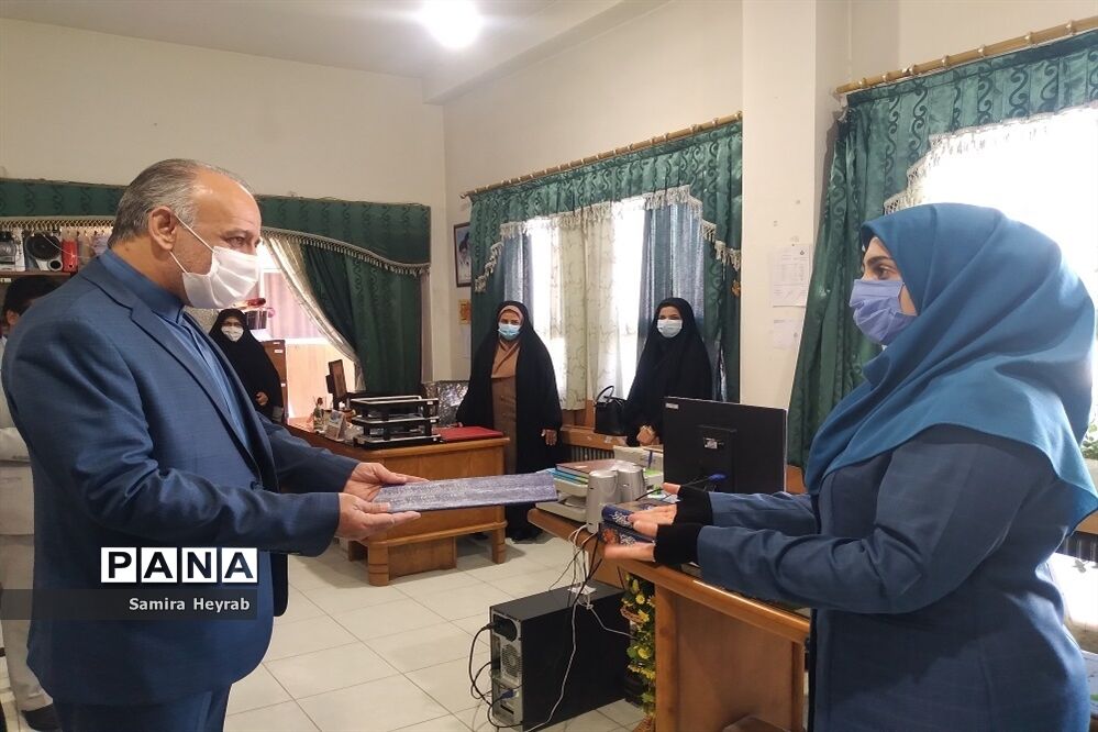 تجلیل مدیرکل آموزش و پرورش خراسان جنوبی ازکارکنان زن اداره کل در روز زن