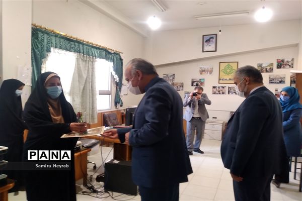 تجلیل مدیرکل آموزش و پرورش خراسان جنوبی ازکارکنان زن اداره کل در روز زن