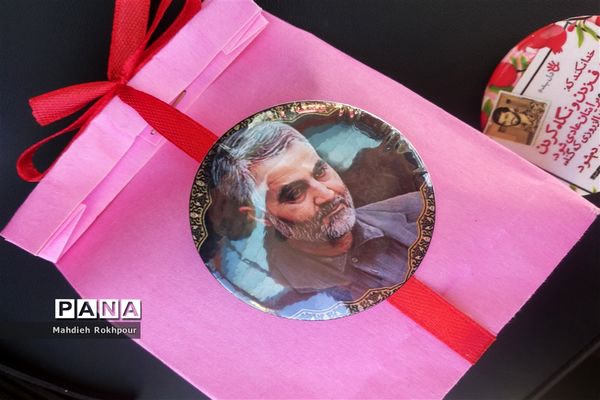 بوسه بر دست‌های آسمانی