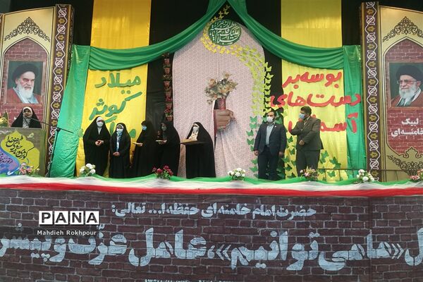 بوسه بر دست‌های آسمانی
