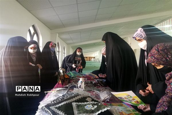 بوسه بر دست‌های آسمانی