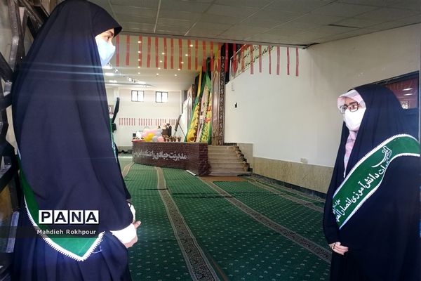 بوسه بر دست‌های آسمانی