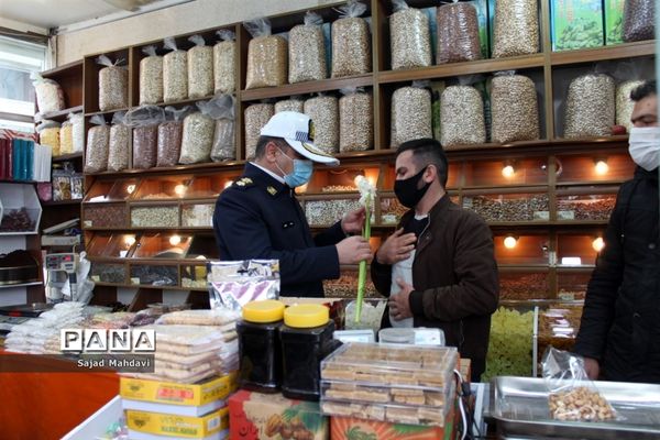 اهدای گل به پلیس راهنمایی و رانندگی در ساری