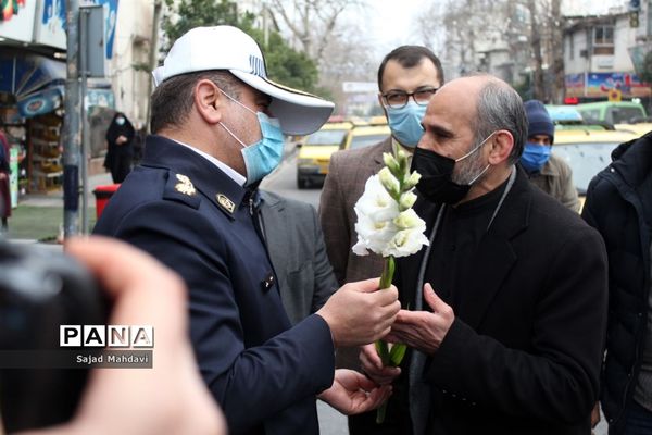 اهدای گل به پلیس راهنمایی و رانندگی در ساری