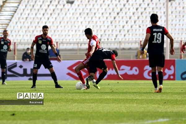دیدار تیم های تراکتور سازی تبریز و پرسپولیس تهران