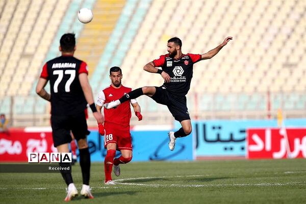 دیدار تیم های تراکتور سازی تبریز و پرسپولیس تهران