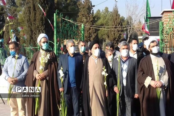 مراسم غبار‌روبی آرامگاه شهدا خاورشهربه مناسبت دهه مبارکه فجر