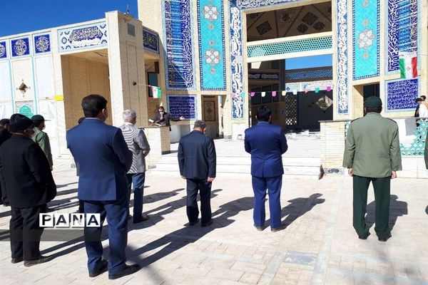 عطرافشانی وغبارروبی گلزارشهدای ابرکوه