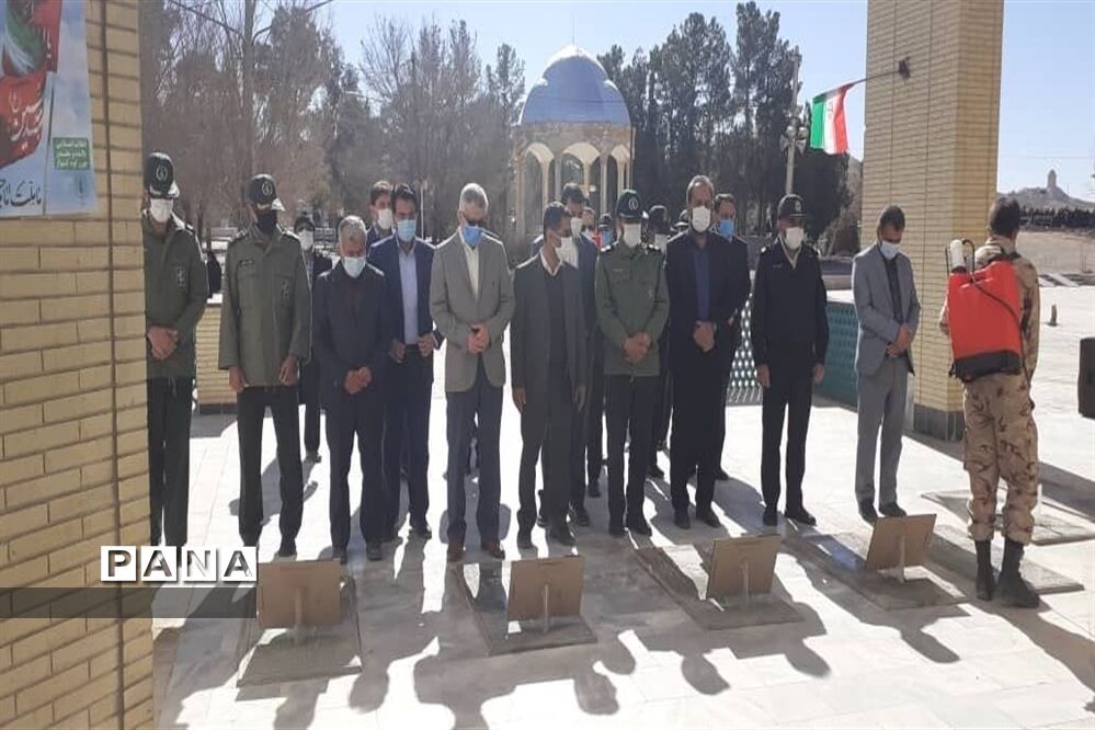 عطرافشانی وغبارروبی گلزارشهدای ابرکوه