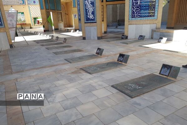عطرافشانی وغبارروبی گلزارشهدای ابرکوه