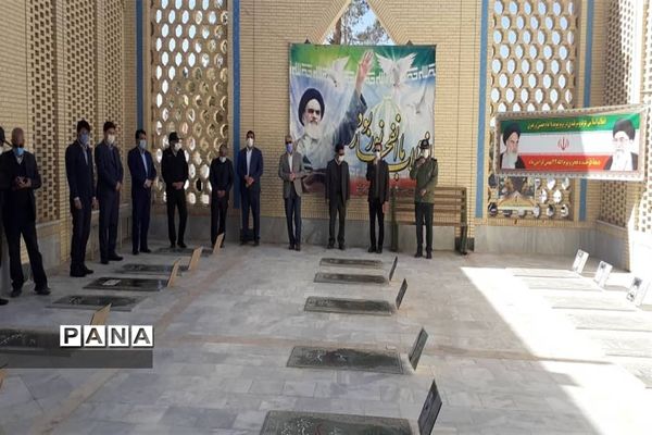 عطرافشانی وغبارروبی گلزارشهدای ابرکوه