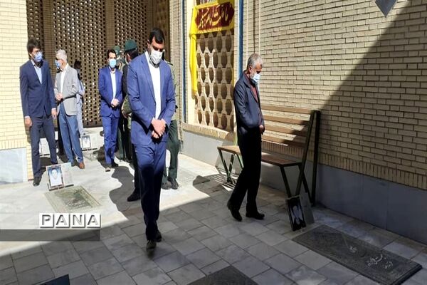 عطرافشانی وغبارروبی گلزارشهدای ابرکوه