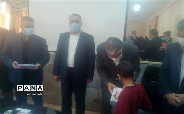 اهدای ۲۰ دستگاه تبلت به دانش آموزان تحت پوشش بهزیستی در شهرستان کلات