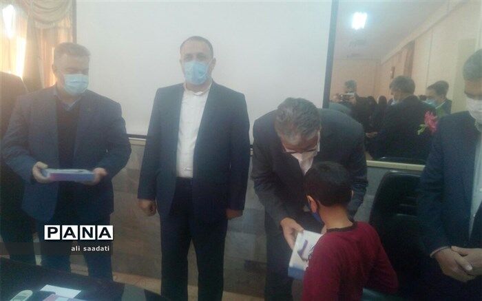 اهدای ۲۰ دستگاه تبلت به دانش آموزان تحت پوشش بهزیستی در شهرستان کلات